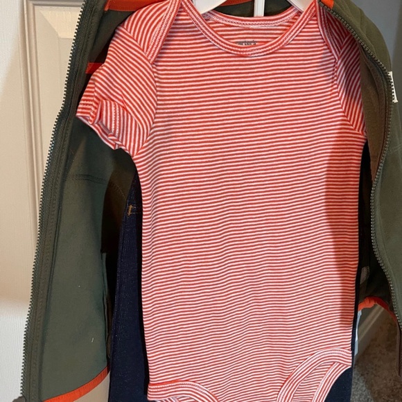 Gender Neutral Carter’s Set - Picture 2 of 6